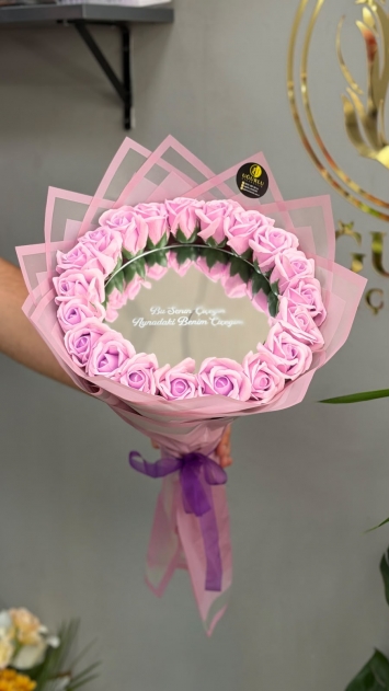 Pembe Aynalı Buket