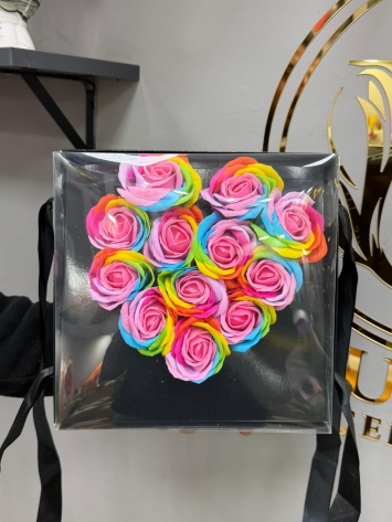 Gökkuşağı Kalpli Solmayan Gül Tasarımı