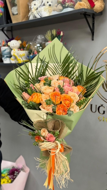 İthal Güllerle Doğal Zarafet Buketi