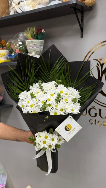 Zarafetin ve Saflığın Simgesi: Papatya Buketi