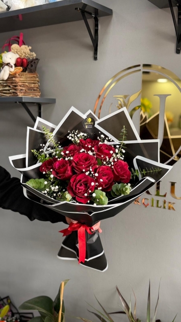 Aşk bazen tek bir bakış, bazen de 10 kırmızı gül…