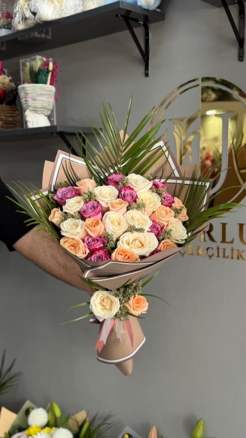 Krem, şeftali ve pembe tonları İthal Gül Buketi