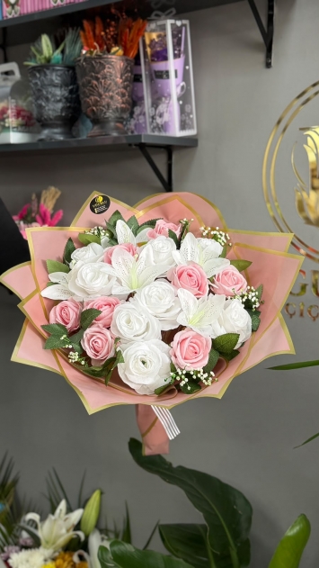 Zarafetin Simgesi Lilyum & Gül Tutkusu